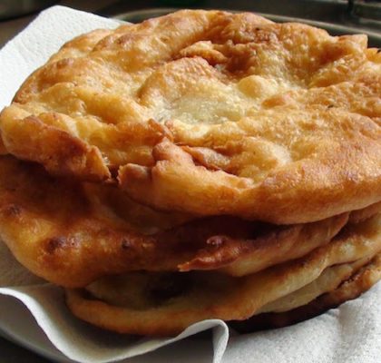 Лангош - мекици по унгарски с картофи
